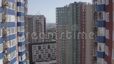 大城市鸟瞰图.. 阳光明媚的夏日，卡尔科夫市住宅区的无人机拍摄。